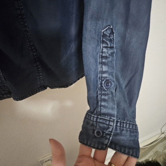 Bella Dahl chambray button down vneck top Size small - Picture 3 of 9